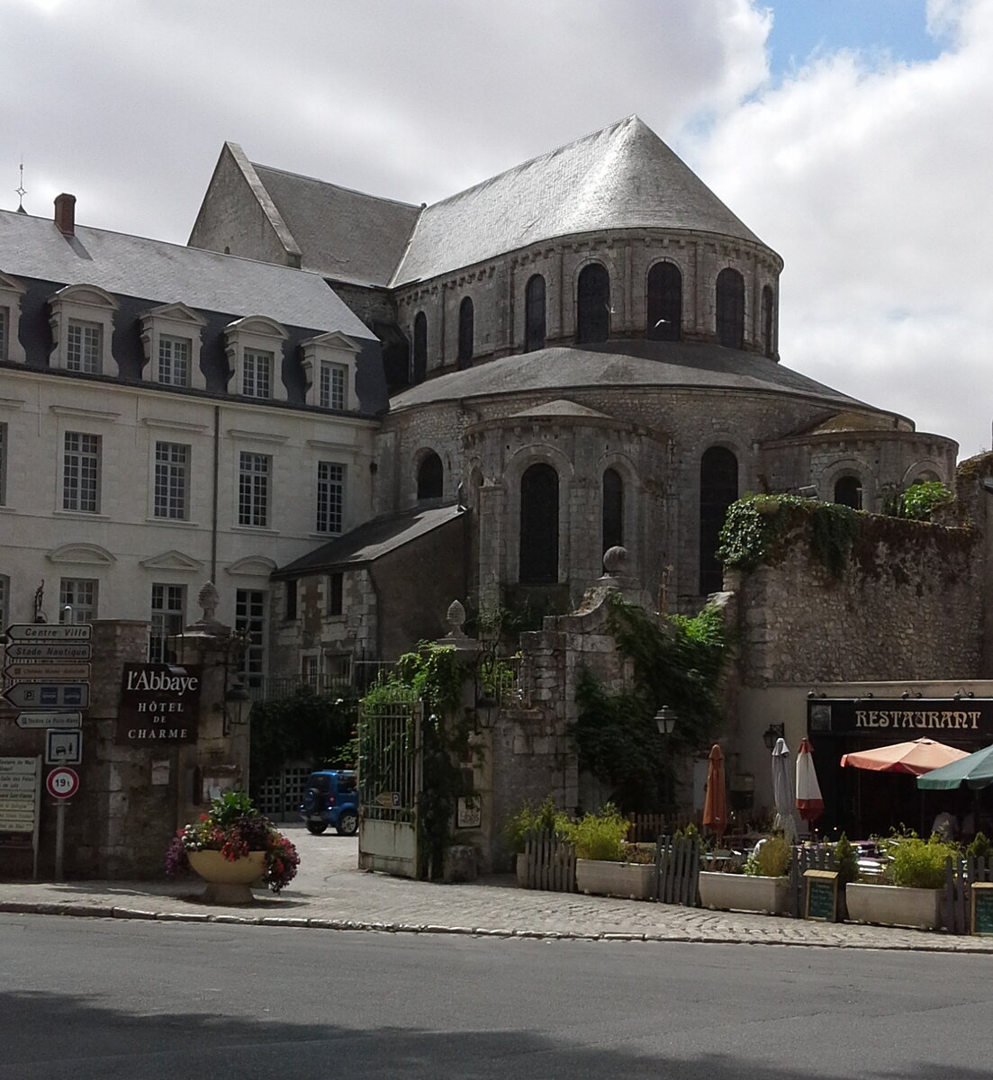 Божанси, бесконечно дорогой сердцу графа де Дюнуа, Бастарда Орлеанского пал во время английского нашествия на Луару всего после 6 дней осады. И только Жанна д'Арк во главе Французского войска смогла вернуть этот, как и другие города на Луаре, короне. Фото автора.