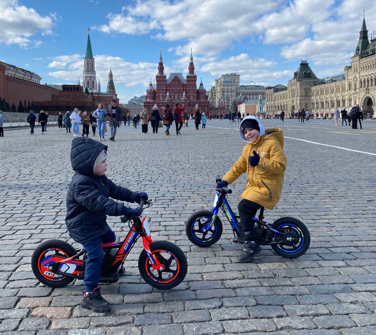 Тест электробеговелов Eco Koleso iKids в Москве на Красной Площади.