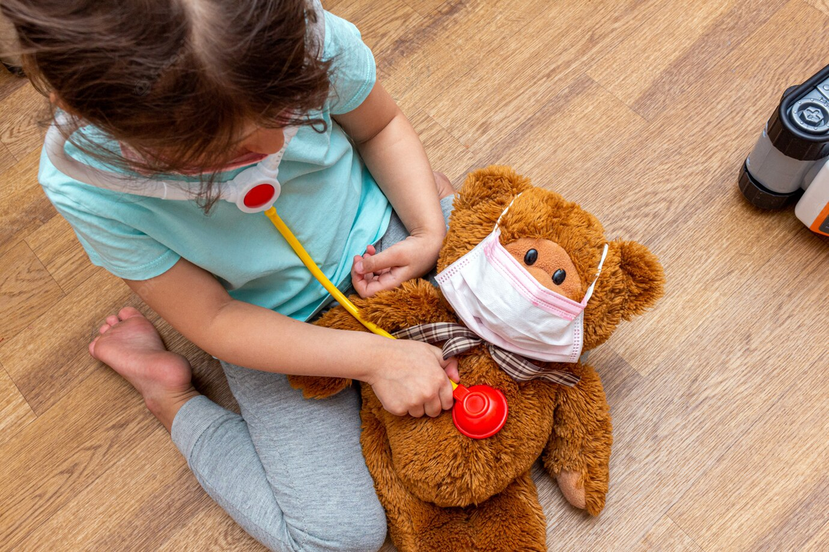 https://ru.freepik.com/premium-photo/little-girl-treats-healing-a-toy-bear-in-a-medical-mask_7688131.htm