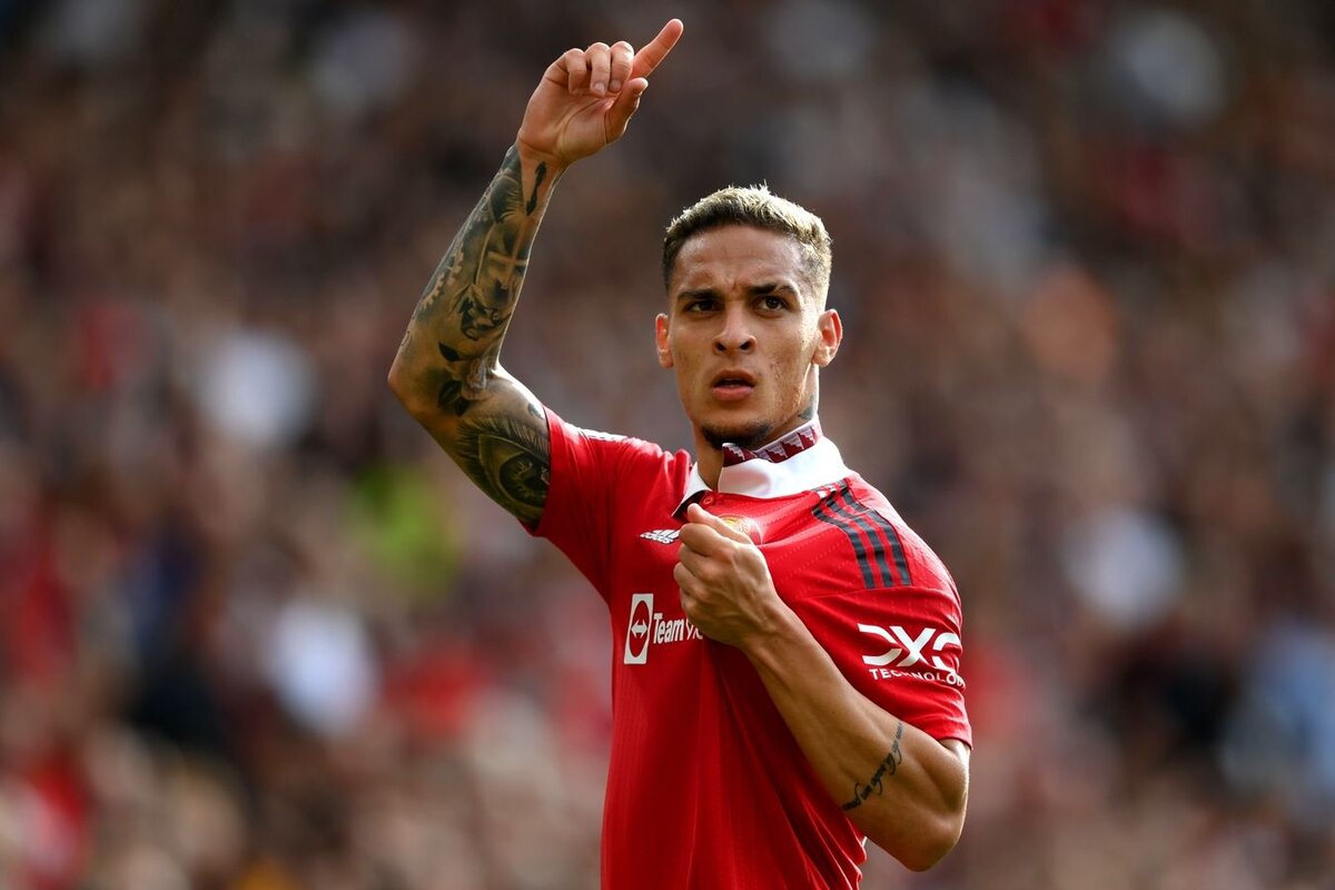 Неймар поддержал Антони, которого раскритиковали за финт в игре Лиги Европы. 
В одном из эпизодов матча против «Шерифа» (3:0) вингер «Манчестер Юнайтед» остановил мяч на чужой половине поле и выполнил два разворота на 360 градусов. Бразилец ранее неоднократно делал этот финт.

За это действие его раскритиковал Пол Скоулз. Эрик тен Хаг сказал, что «внесет коррективы, если это финт ради финта».

«Продолжай, ничего не меняй! Вперед, друг, будь смелым и счастливым», – написал форвард «ПСЖ»