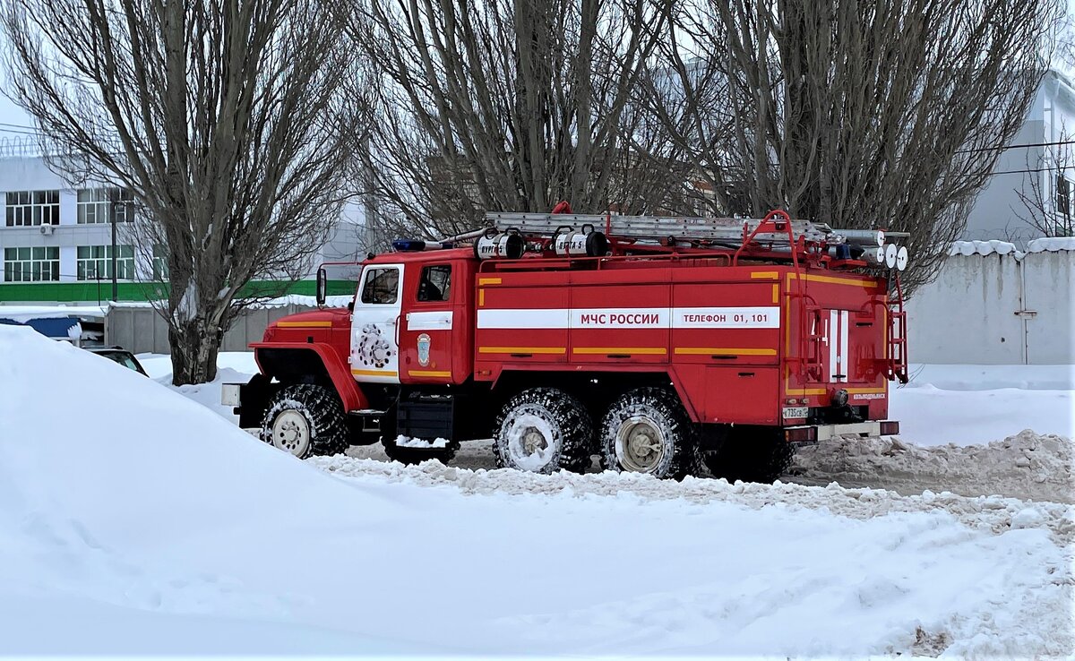 дворы чистят так что полноприводные грузовики проедут