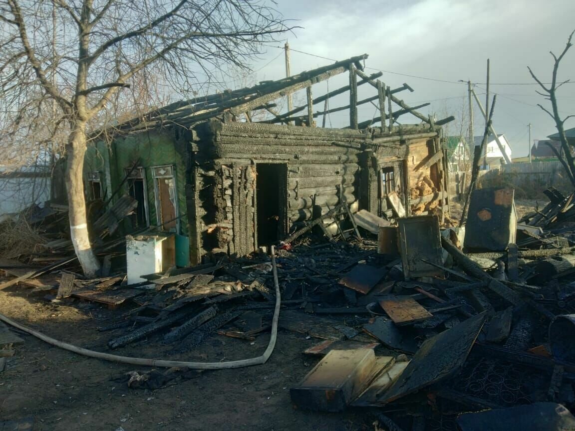     38-летний мужчина погиб во время пожара в селе Пахомова Ишимского района. Трагедия произошла в четверг в 2:05 ночи. Тело погибшего спасатели обнаружили в гараже. По предварительным данным, причиной пожара стало неисправное электрооборудование.