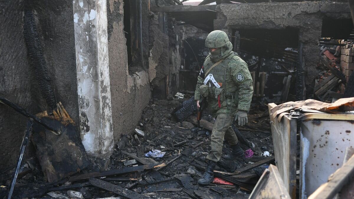    Сотрудник Следственного комитета РФ фиксирует последствия обстрелов в Донецке© РИА Новости / Алексей Майшев