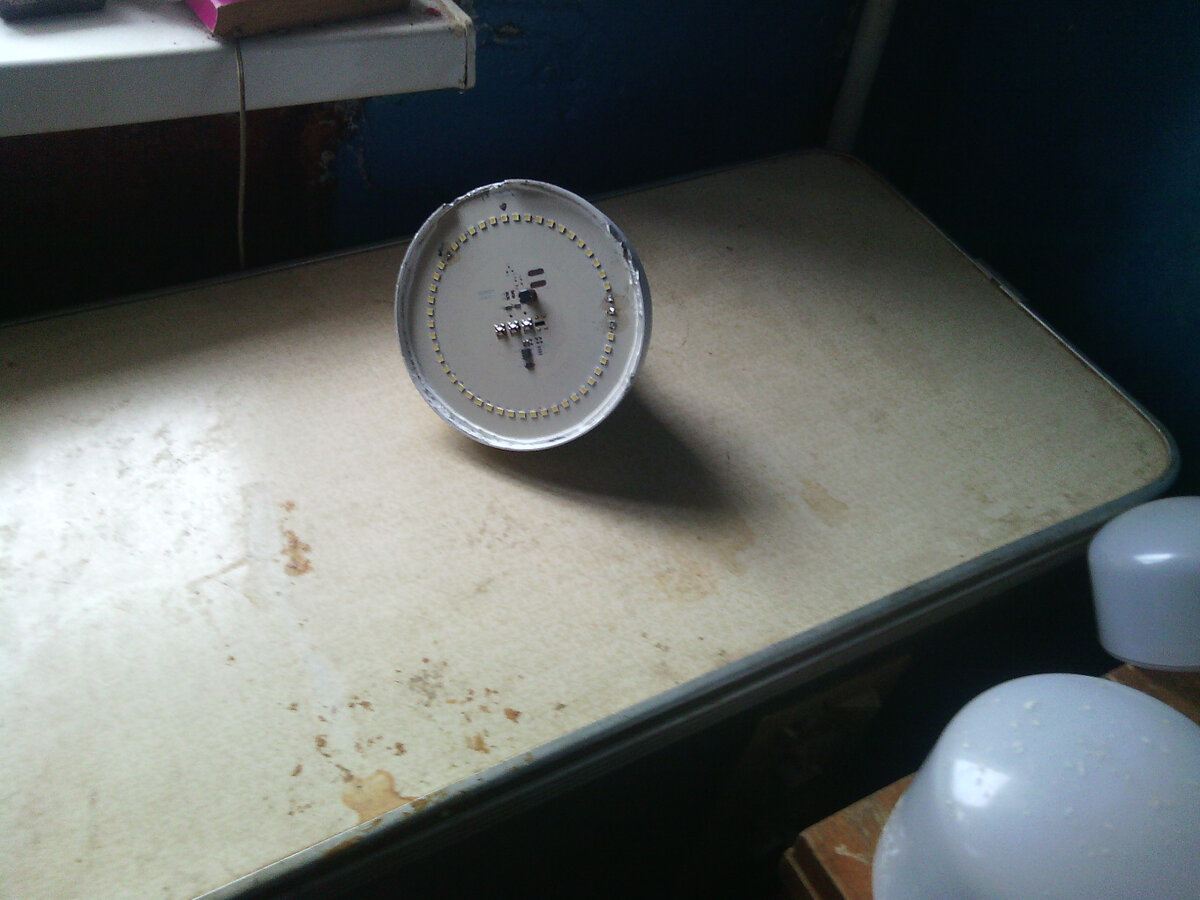 Лампа в частичном разборе.