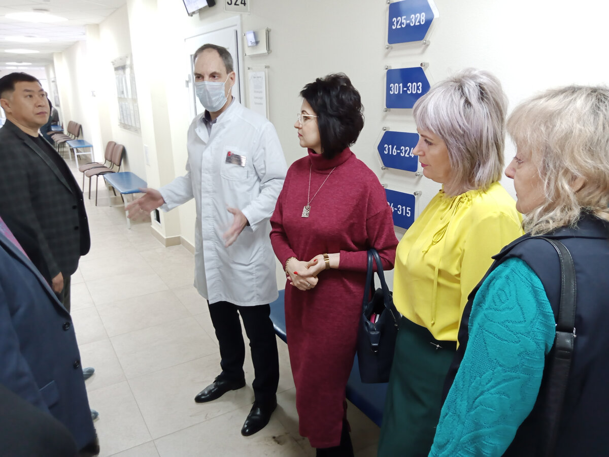 Михаил Валерьевич рассказал гостям,  какие перемены произошли в ОБ № 23 после масштабной реконструкции