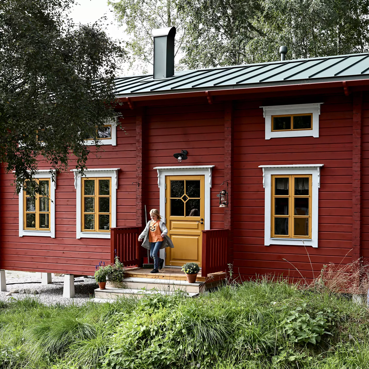 Так дом выглядит со стороны. Без фундамента и каких-либо коммуникаций он кажется дачным вариантом, но семья живет здесь уже год, и пока их всё устраивает