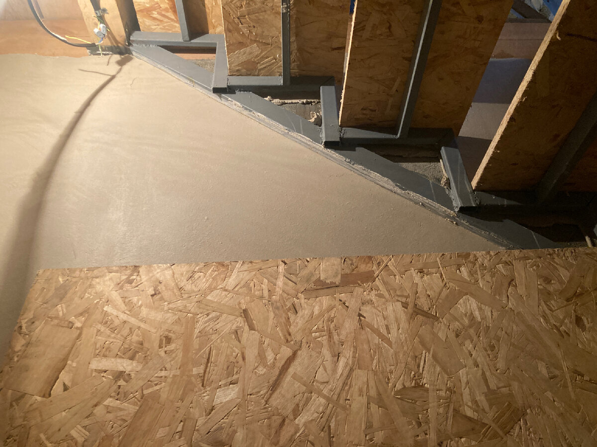 Отштукатурили под лестницей