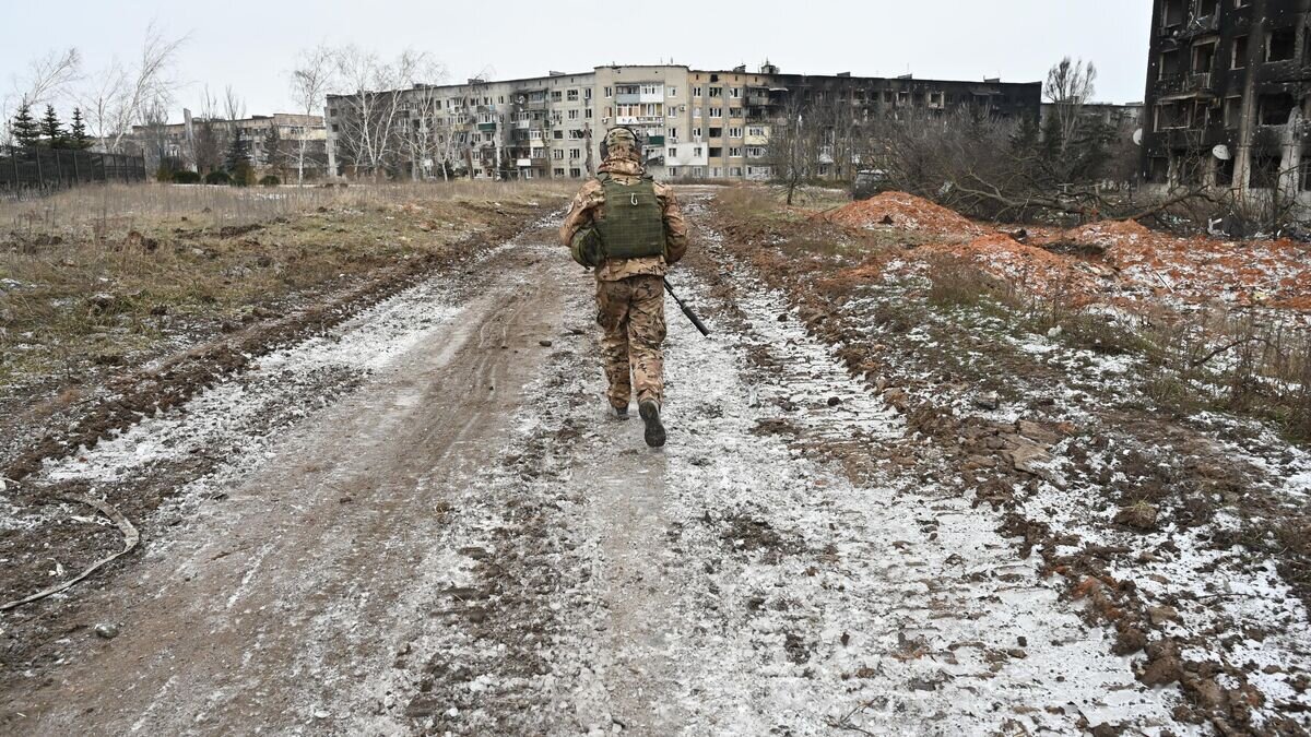    Боец ЧВК "Вагнер" в освобожденном Соледаре© РИА Новости / Виктор Антонюк