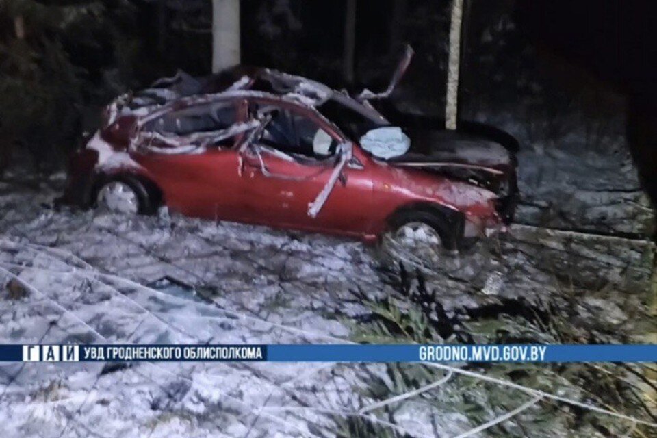     Под Ивье водитель легковушки не справился с управлением, съехал в кювет и авто перевернулось. Фото: скриншот с видео ГАИ УВД Гродненского облисполкома