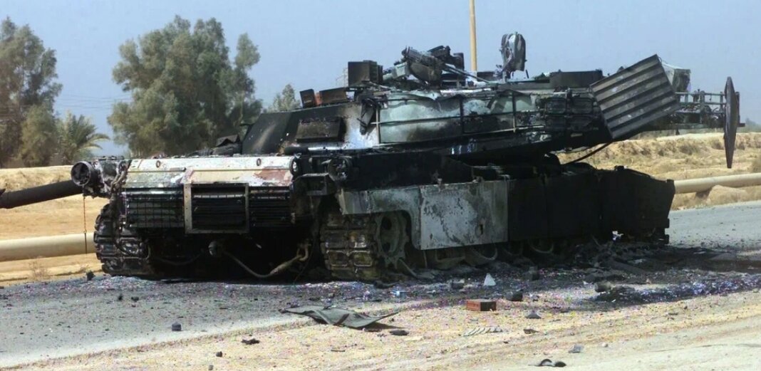Танк м1 абрамс. Танк m1a1 abrams. Сгоревший абрамс. Сгоревший абрамс. Турецкие "леопард 2а4" подбитый.