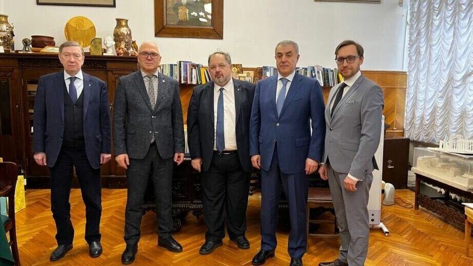     Правительство Хабаровского края, руководство Московского архитектурного института (МАРХИ) и Тихоокеанского государственного университета (ТОГУ) подписали трехстороннее соглашение, которое позволит наладить разностороннее и взаимовыгодное сотрудничество.