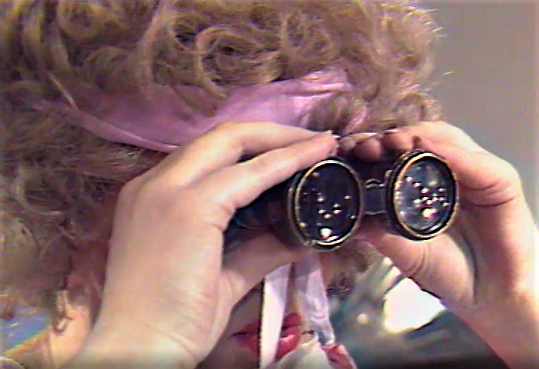 Кадр из телепостановки "С луны свалился" (1988)