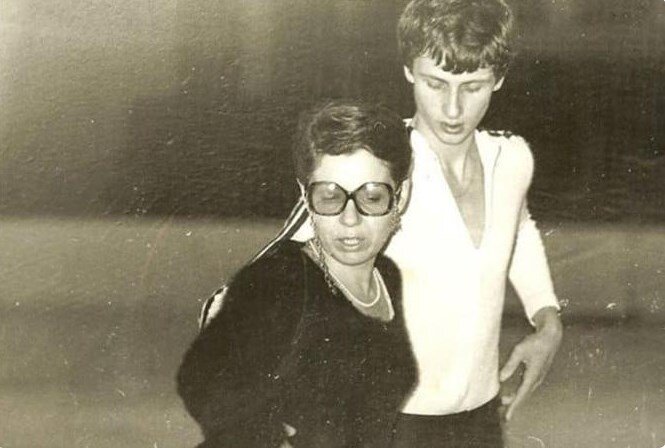 Фото: foto-history.livejournal.com юный советский фигурист - Игорь Юрьевич Шпильбанд со своим наставником - олимпийским чемпионом Людмилой Алексеевной Пахомовой