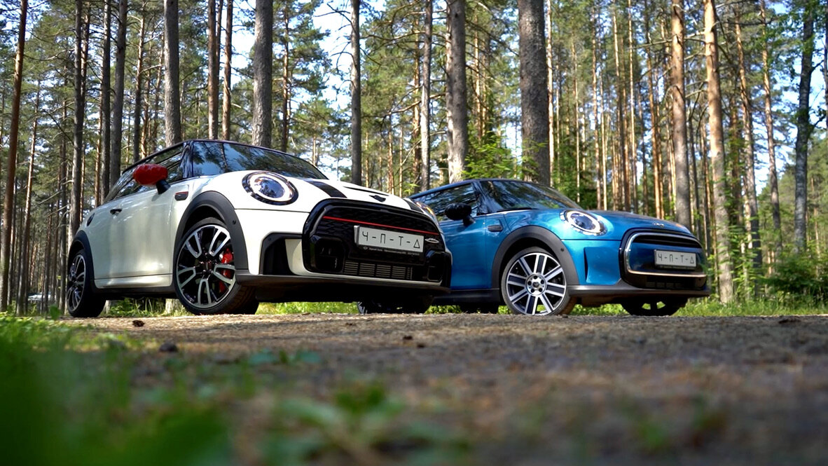 Mini JCW - слева. Mini Cooper - справа.