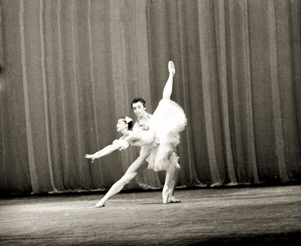 Гранд жете прыжок в балете. Балерина гранд жете. Гран при надежд балетный. Кузнецова. Н.