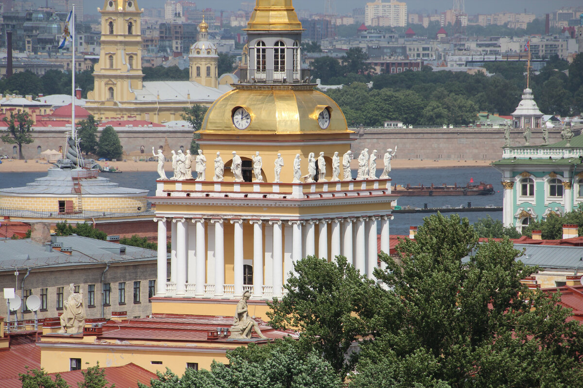 Вид на Адмиралтейство и Петропавловскую крепость