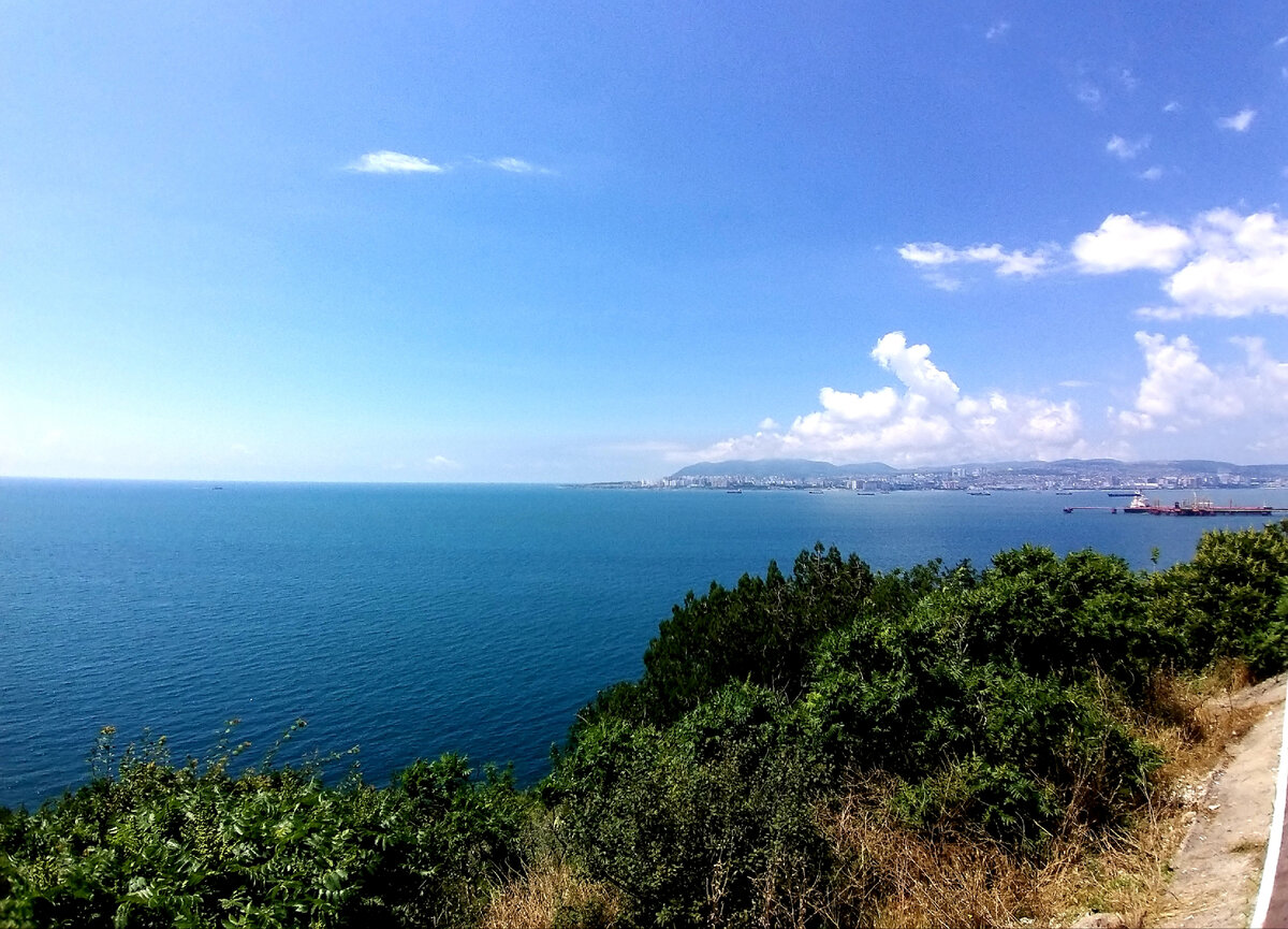 Вид на Черное море со смотровой площадки на трассе между новороссийском и Геленджиком.