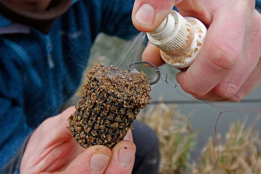 Эта рыба в зависимости от времени года изменяет свои вкусовые предпочтения, поэтому это важно учитывать при подготовке к ловле. В летние дни у рыбы хороший аппетит, высокая активность, и очень привередливый отбор в еде, поэтому нам придется прибегнуть к использованию ароматизаторов удерживающих внимание рыбы. С приходом холодов активность рыбы падает, соответственно и уменьшается ее аппетит. Рыба питается мало и быстро. Яркие и резкие запахи лишь отпугнуть ее, поэтому нам необходимо использовать натуральные, ненавязчивые ароматы. Какие ингредиенты понадобятся для приготовления прикормочной смеси в домашних условиях?Чтобы изготовить качественный прикорм не обязательно обладать особыми знаниями и навыками. Необходимо лишь ознакомиться с базовыми компонентами и способами приготовления.Для приготовления нам понадобятся: отруби, жмых, кукуруза, семечки очищенные, горох,  пшено, а также животные компоненты - опарыши и земляной червь. При этом червь должен быть размером от 1 до 2 см. 