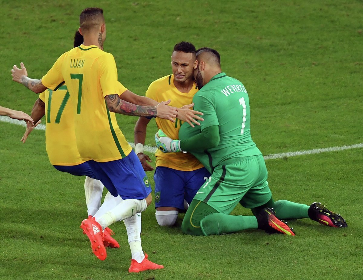 Неймар рыдает – только что он принес Бразилии первые в её истории золотые медали по футболу. 2016 год