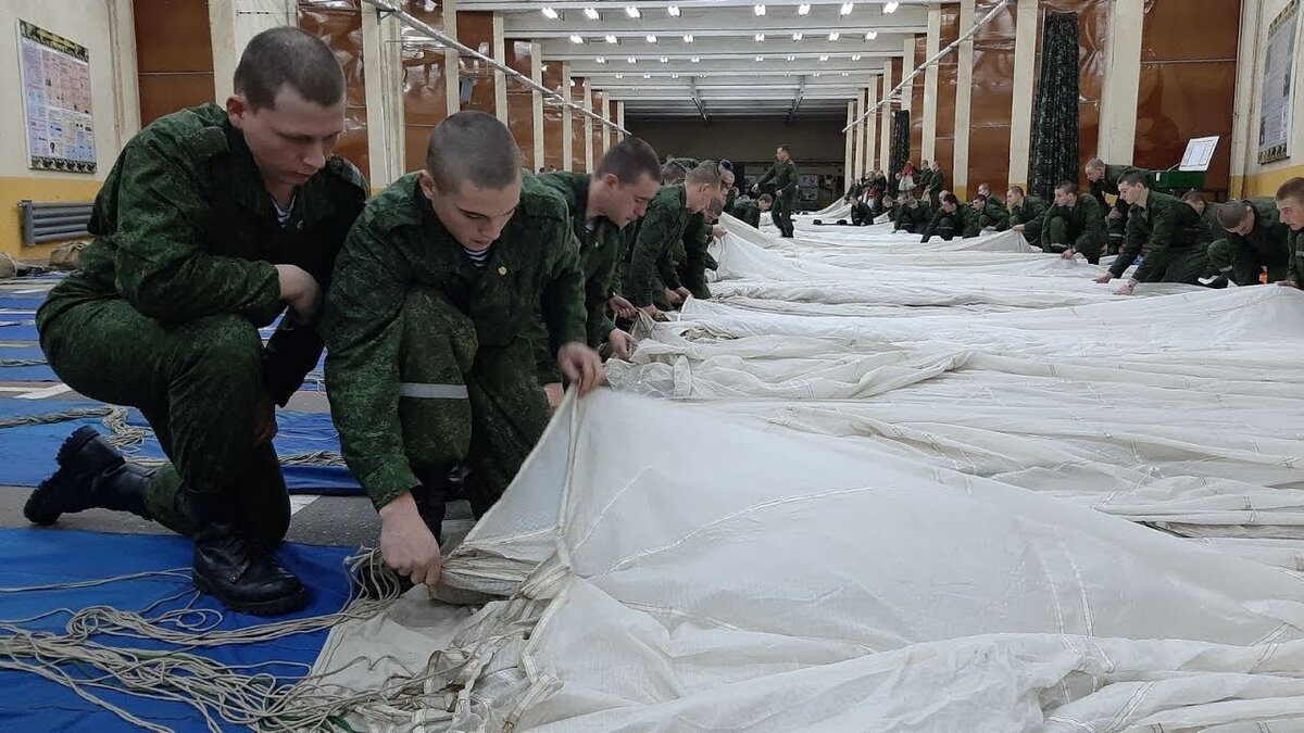 Происходит процесс налистывания купола парашюта Д-6 сер.4