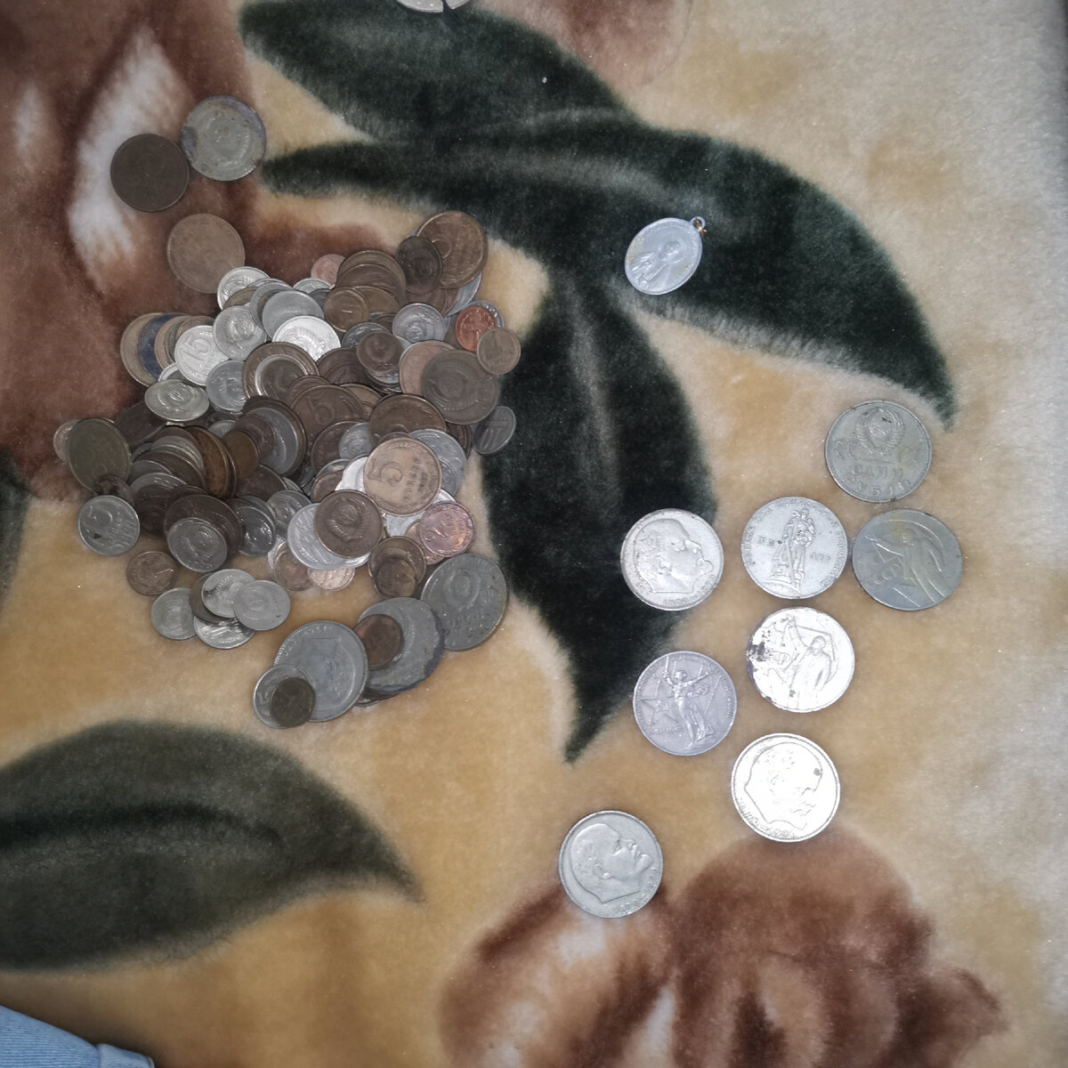 
Некие монеты были обнаружены в шкафу в завернутом пакете. Монеты... Еще со времен СССР.  Например, Известно о продаже 1 экземпляра на зарубежном аукционе в 2015 году за 2,5 млн рублей. (Монета СССР один рубль 1870-1970) 

