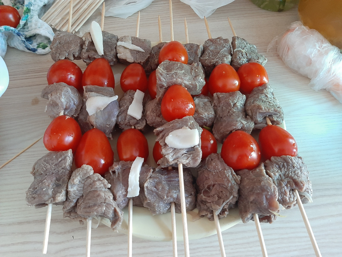 Сырой шашлык на шпажках