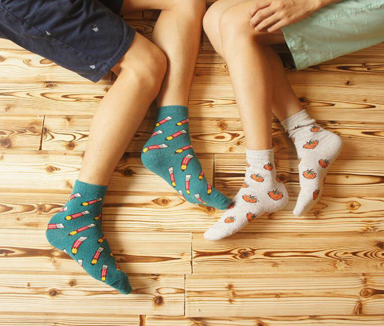 Девушки в носках. Во сне носки бывшего. Во сне носки бывшего. Укутанная в плед. Сон в носках.