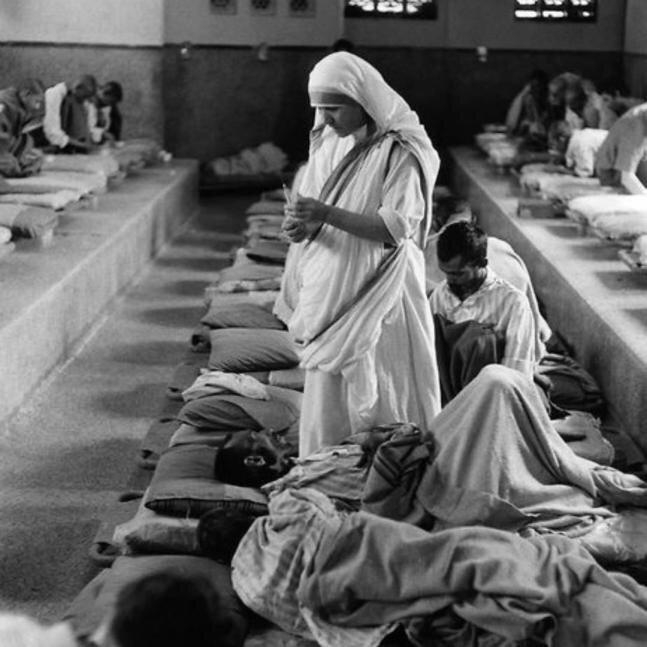 Мать Тереза в своём "доме умирающих". Источник: яндекс. картинки