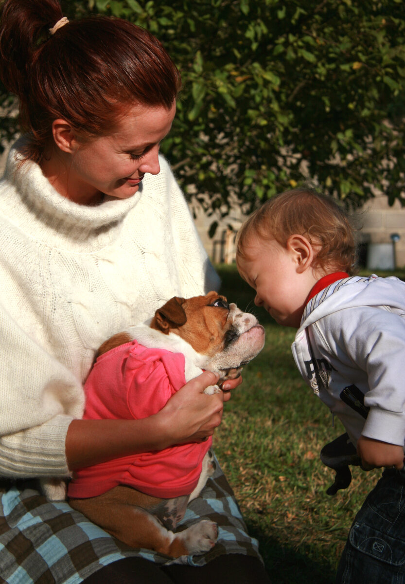 Внучка Филюна - Леля, знакомство с малышом человеческим.