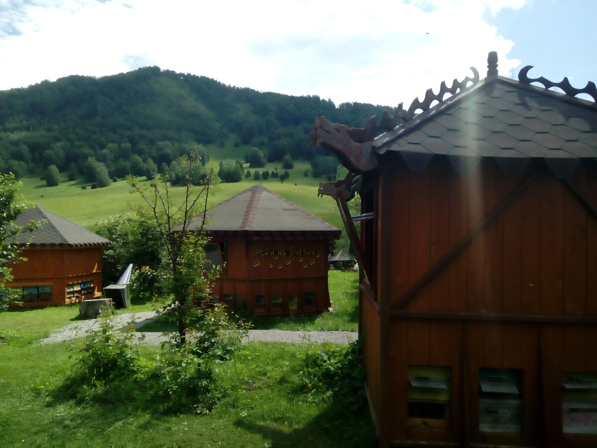 На переднем плане - двухместный, на заднем - два пятиместных домика