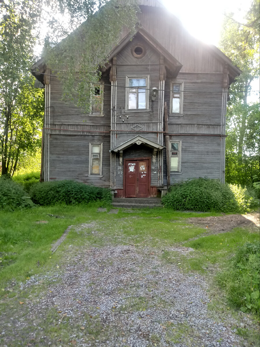 Красивый дом так-то. Судя по трубе, есть газ. Если бы за ним ухаживали коммунальщики должным образом, то глаз не оторвать бы было