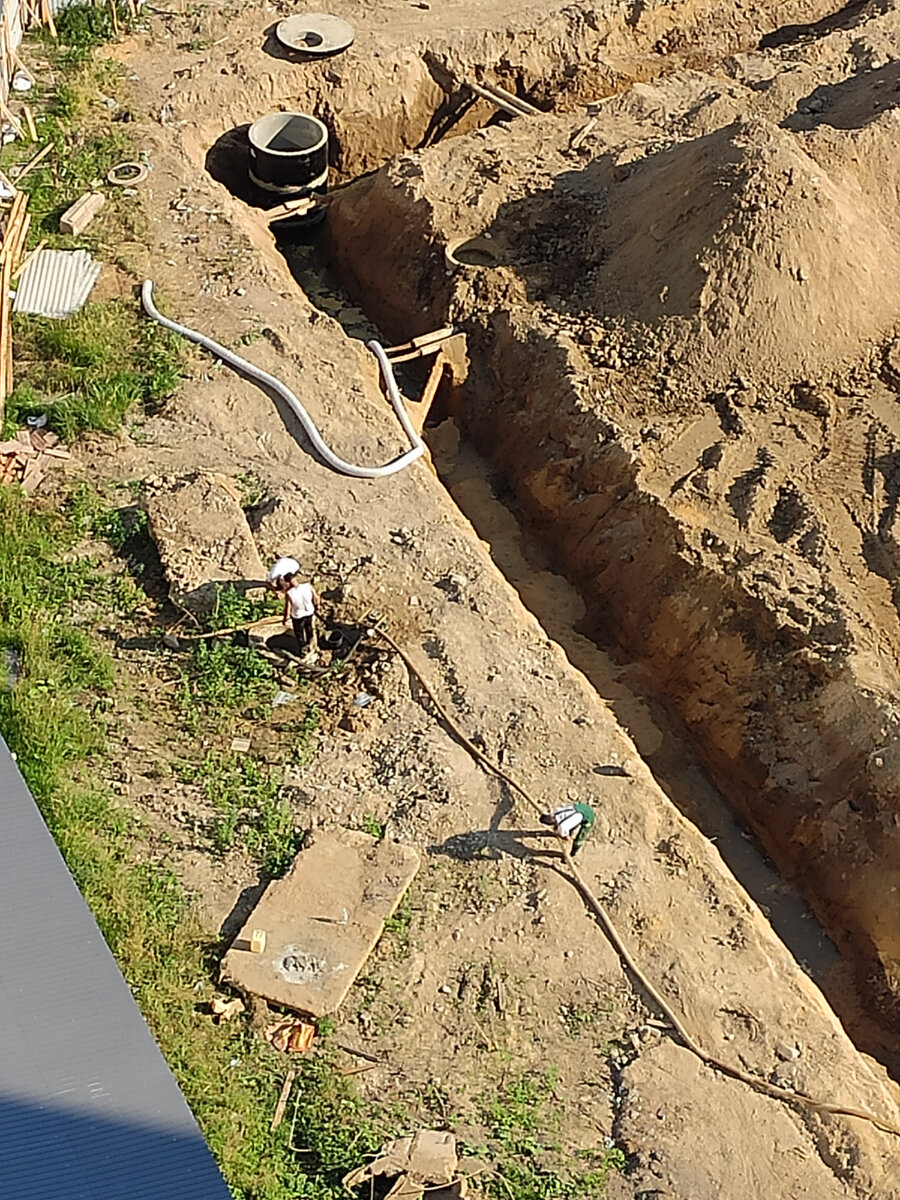 Это кусок строительной площадки прямо под окнами