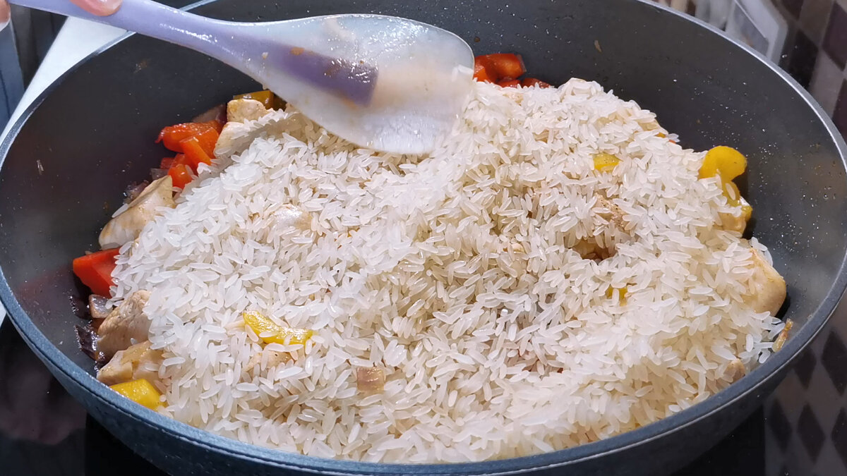 блюда из куриного филе и риса на сковороде | Дзен