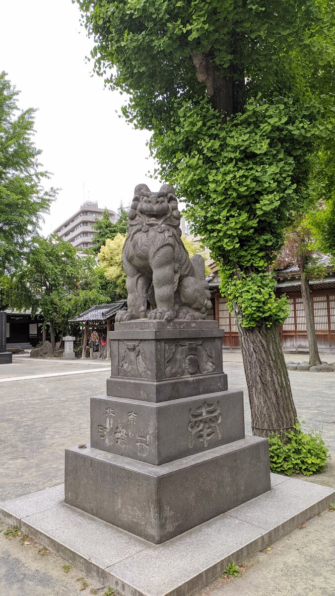 У храма Усидзима, недалеко от Токио Скай Три