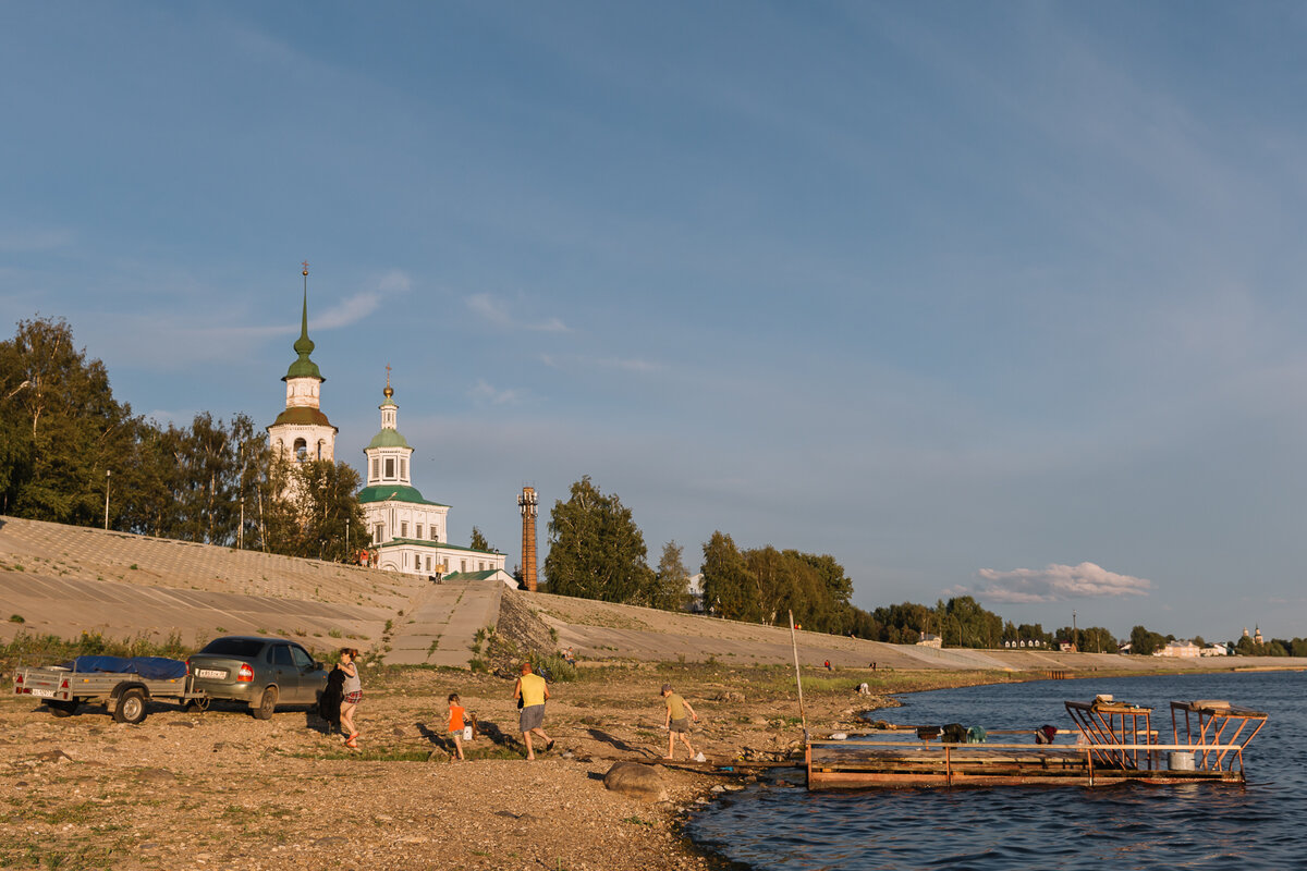 После стирки у реки семья грузить корзины с бельем в машину