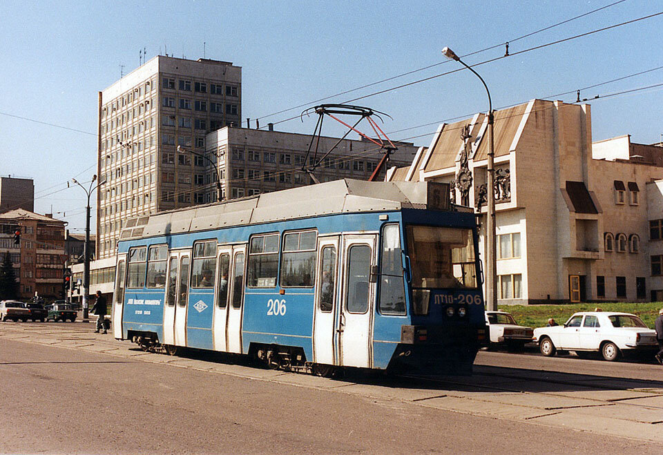 Луганск,  ЛТ-10 № 206, маршрут 6, 2.05.1999 года, фото Штефан Шпенглер  (источник фото https://ttransport.ru/lugansk/tram/photogallery/1999/5.html)