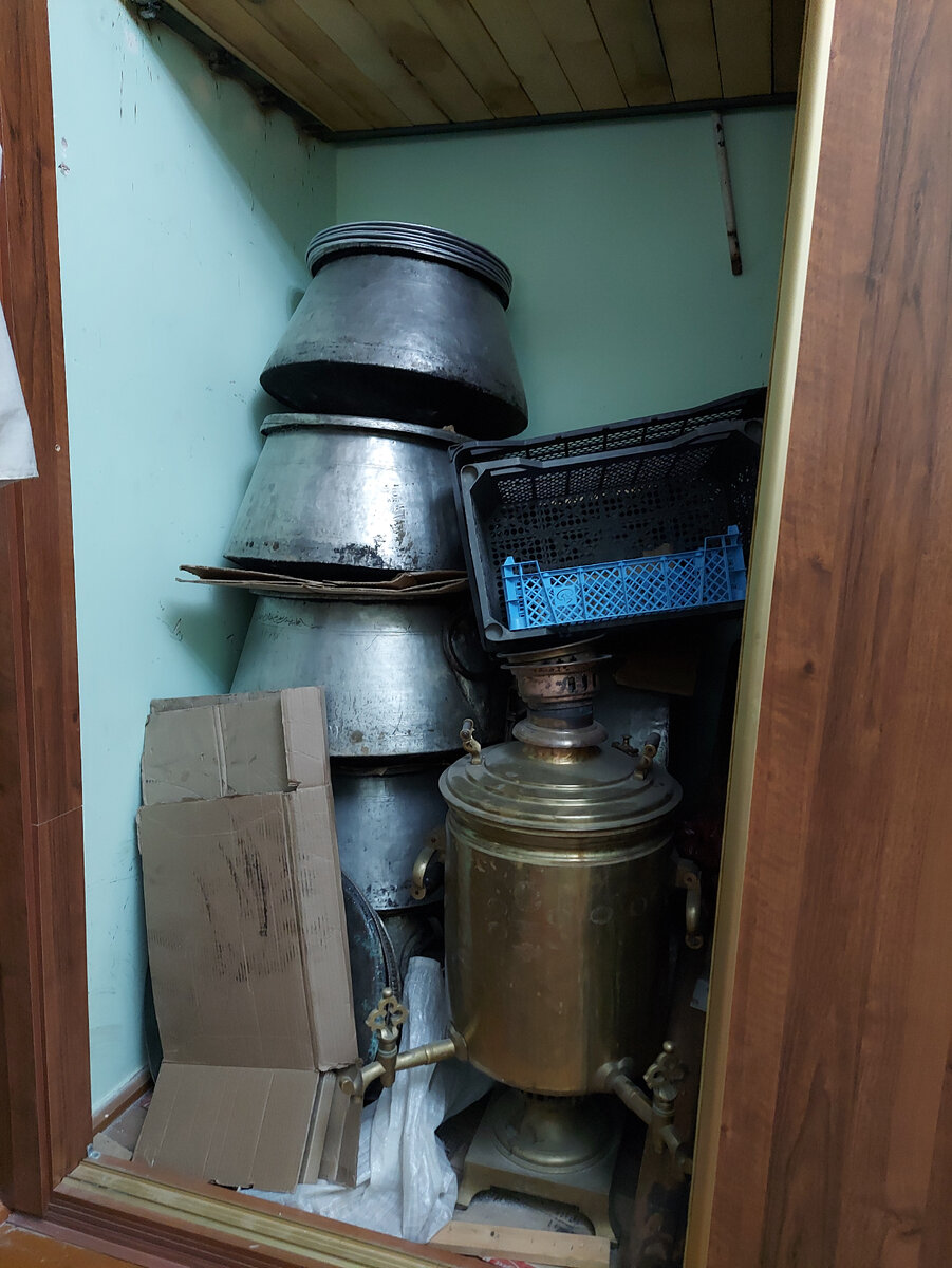 Самовар для большой компании, рядом огромные чаны для готовки еды.