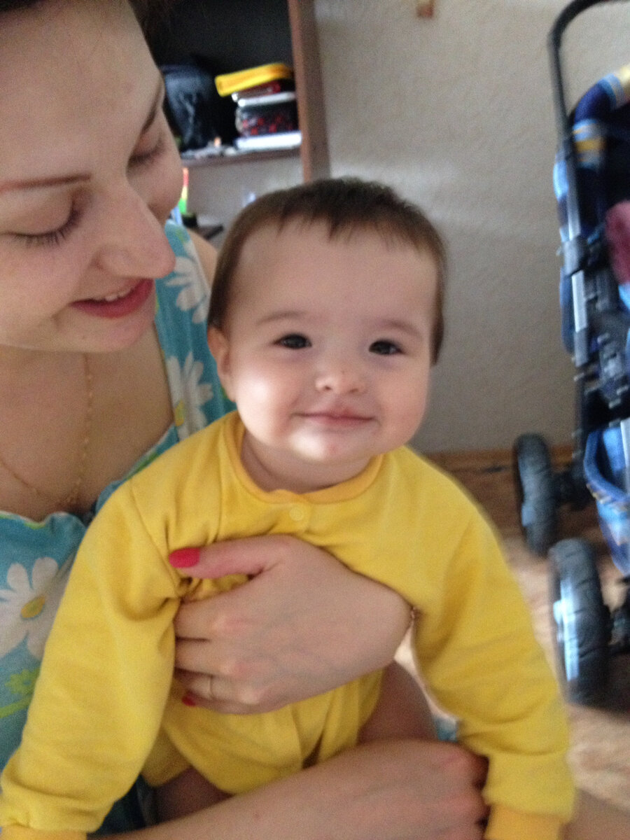 Видимо, достигнута точка «накипело».
В жизни, как известно, гарантий нет, и случается всякое. Один из частых вариантов - развод в семье с ребенком, в результате чего женщина становится одинокой матерью. В «бонус» к новому статусу обычно идет целый ворох общественных стереотипов, большая часть которых уже давно устарела. Если мы принимаем последние за правду, они формируют у нас ложные ожидания и установки, мешая жить полноценной жизнью. 
В своей статье хотелось бы разобрать все мифы о вложенных нам в голову стереотипах. Вместе с вами прийти к выводам и определениям - кто для себя приобрёл статус, а кто и клеймо. Погнали?)
1. «Кому я нужна с ребёнком. Чужие дети мужчинам не нужны»
Брехня! Если действительно вы нужны, то хоть с целой футбольной командой! И тому живой пример одной из моих знакомых, которая оказалась нужна с тремя на руках и четвёртым в утробе! 
К чему вам инфантильный идиот и махровый эгоист??? Если этот человек хочет жить с вами не для того, чтобы вместе проводить время, заботиться друг о друге (а не только о себе, любимом), защищать и поддерживать вас, а только чтобы удовлетворить какие-то свои (и только свои!) потребности — флаг ему в руки и барабан на шею! У вас нет лишнего времени и душевного пространства, чтобы обслуживать прихоти капризного мальчика, который вам не сын.
2. «У меня есть сын/дочь и никакой мужчина мне не нужен. Теперь должна жить только для дитя»
Нет, не должна. Да, имеешь право быть счастливой, хотя и не сложилось в первый раз. Даже если в третий раз не сложилось — все равно имеешь право на нормальные взрослые отношения с мужчиной.
Повзрослев, ещё ни один ребёнок не оценил подобных жертв. Так что, девочки, привели себя в порядок и шагаем навстречу личной жизни,  радуя мир своей улыбкой. 
В-третьих, а, возможно, во-первых, «Бедная, одинокая брошенка». Стоп! Вот здесь миллион вопиющих восклицательных знаков! Остановись, не нужно себя жалеть самой и ждать жалости от других. «Жалость она, по сути, унижает». 
Вы пытаетесь жалеть себя типа «я ж одинёшенька да еще и с «прицепом». Ваш ребёнок юродиво в вашей жизни???? Нет! Ваш ребёнок - это часть вашего счастливого будущего (но только часть. Не теряйте границ важности своего Чада в вашей жизни👆🏽)
А вы встречали хотя бы одного человека, который сожалел бы о своём счастье??? Я - нет! 
Не позволяйте другим себя жалеть! Ты - человек, ты - личность! Комфортные условия для своей жизни ты выбираешь сама! И на сегодня тебе комфортно быть той самой «одинокой брошенкой», нежели, живя в той самой ПСЕВДОполноценной семье с дёргающимся от нервоза глазом!  
Это самая малость накипевшего и наболевшего многих из нас. Впереди ещё много тем для  обсуждений!