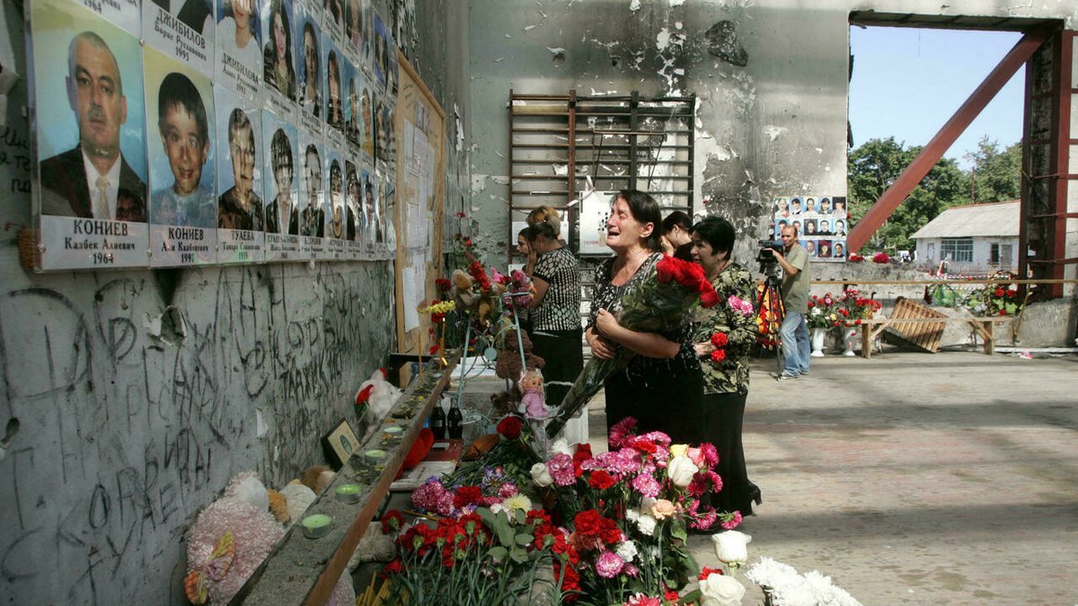Трагедия в беслане 1 сентября 2004. Терроризм в Беслане 1 сентября. Северная Осетия Беслан 1 сентября. Беслан Северная Осетия сентябрь 2004.