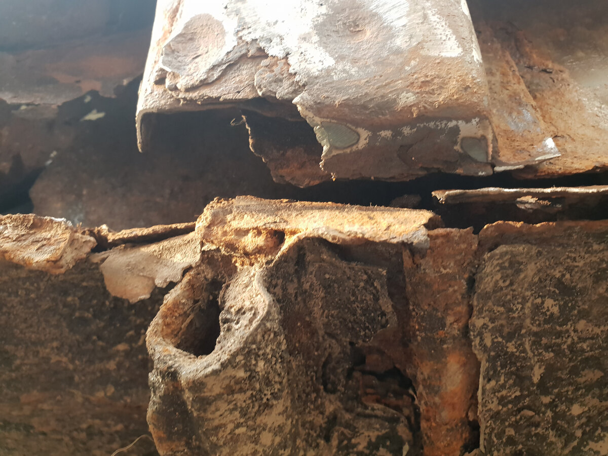 Полы с порогом отошли от стойки.