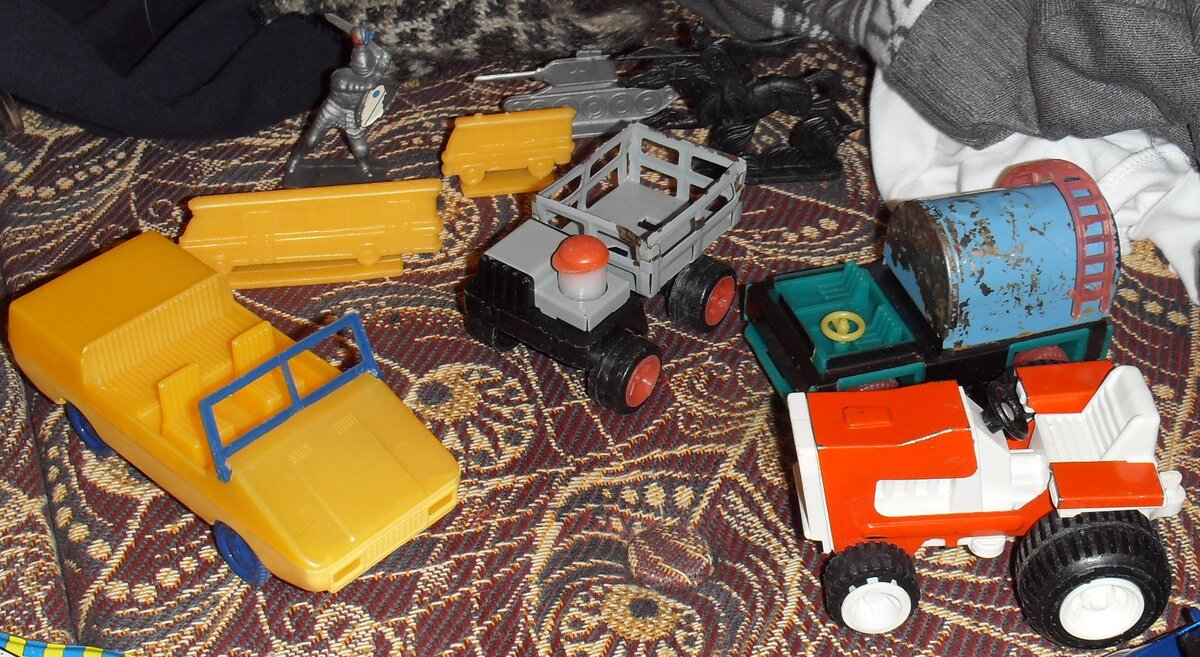 В кладовке мы нашли игрушки нашего детства. К сожалению, общее фото коробки не сделали – в тот момент об этом как-то не подумалось. Фото автора.