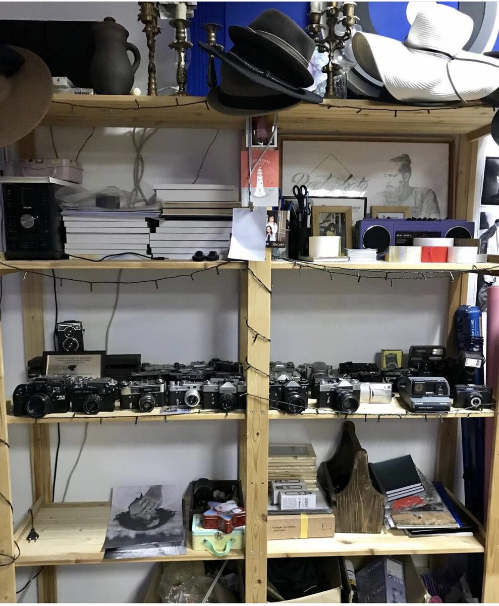 Стеллаж в фотошколе, где я проходила обучение.Фото сделано в первый учебный день 2 апреля 2019 год.