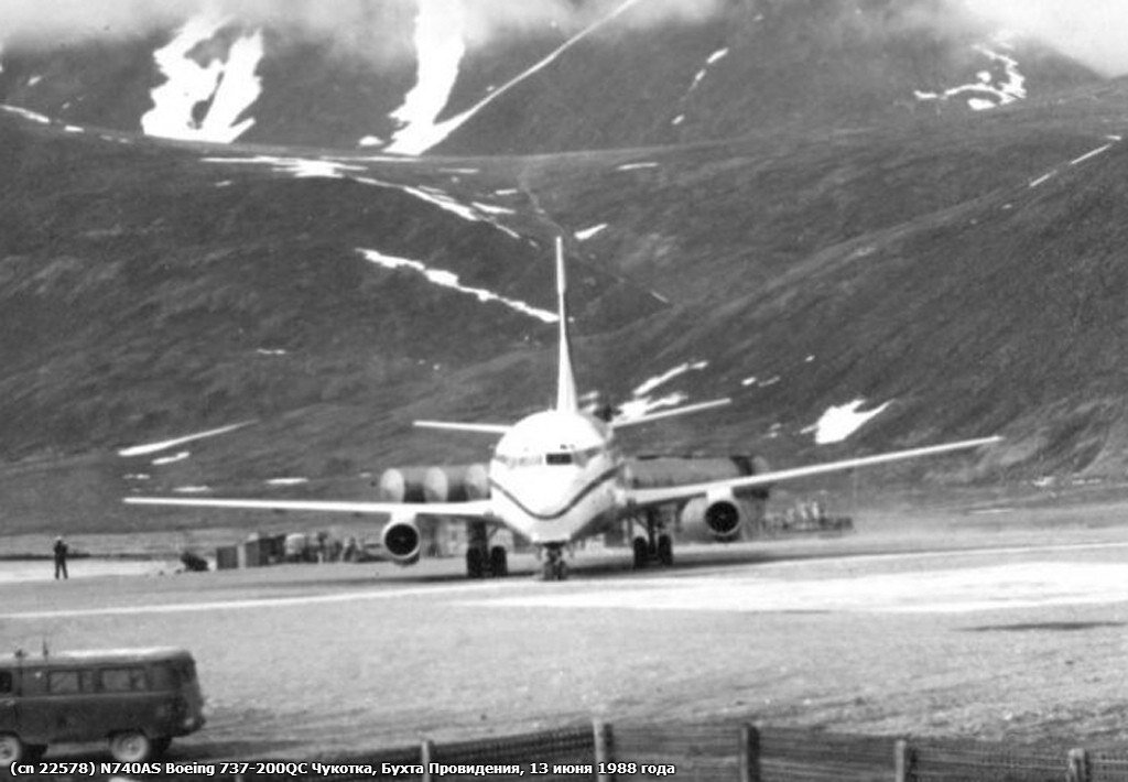 Boeing 737-200QC N740AS авиакомпании "Alaska Airlines", Чукотка, Бухта Провидения, 13 июня 1988 года