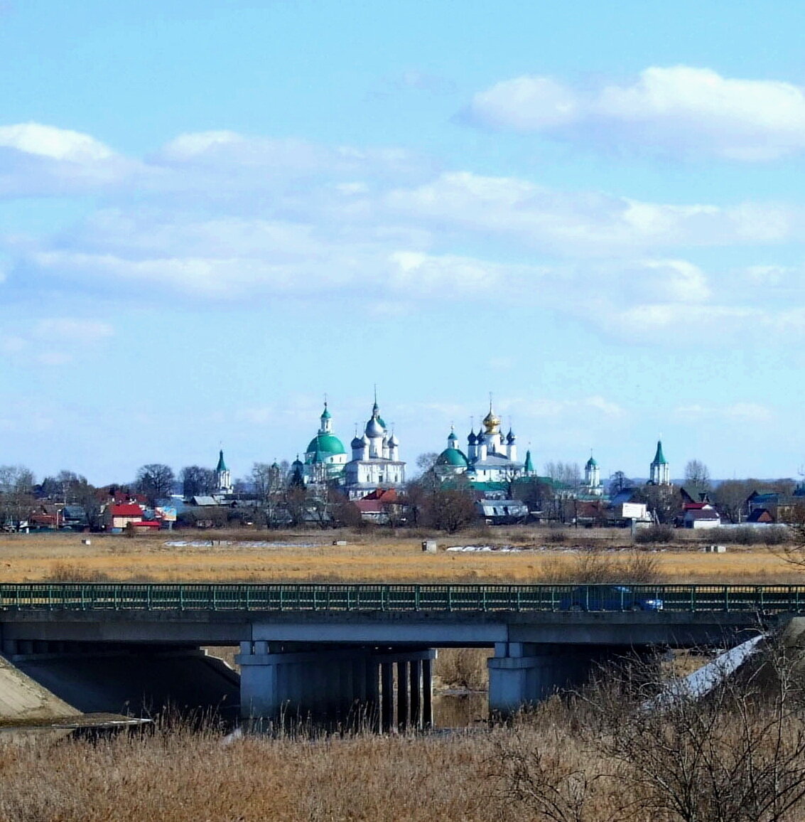 Вид Спасо-Яковлевского монастыря с трассы Москва-Ярославль