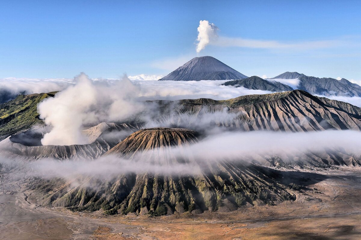 https://free4kwallpapers.com/uploads/originals/2016/01/06/mount-bromo-wallpaper.jpg