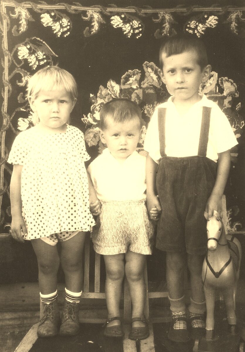 Сестра Люба, брат Игорь и я.