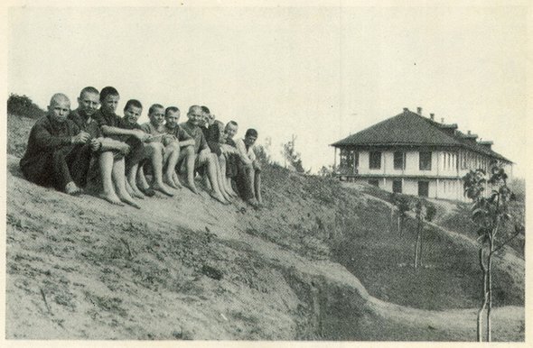 Группа колонистов-горьковцев. Справа — здание колонии им. М. Горького. Фото: makarenko.edu.ru