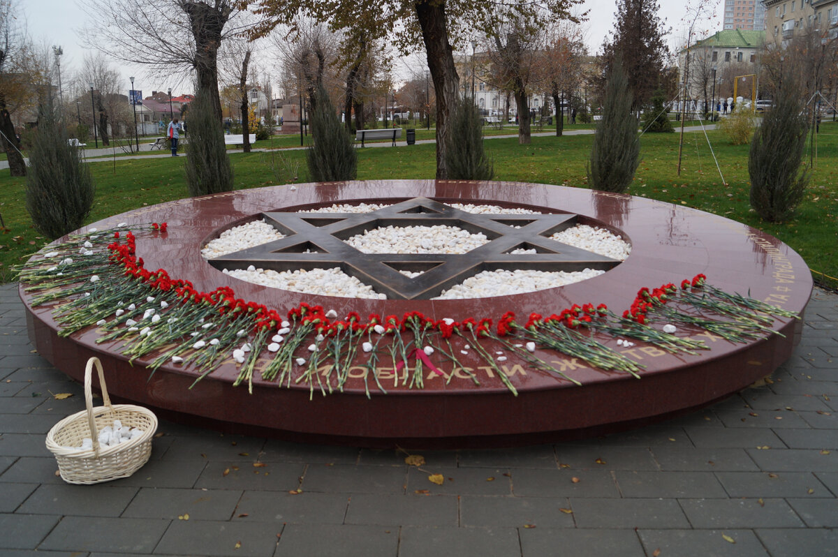 Время класть камни. В Волгограде поставили памятник евреям | Роман Апрелев  | Дзен