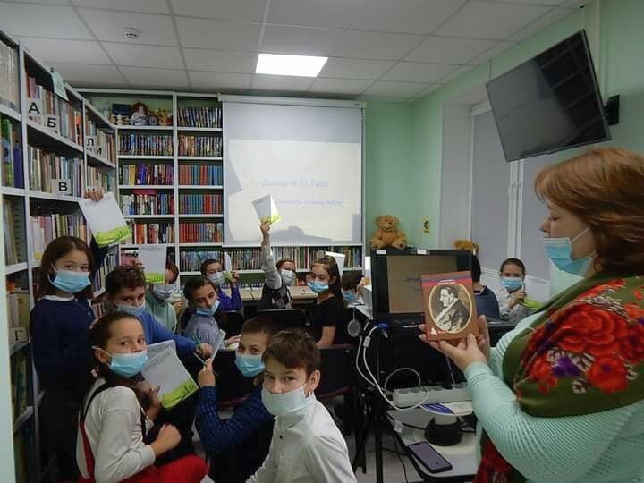 Его жизнь — это образец милосердия, пример беззаветного служения во имя добра. Как здорово, что Святой доктор Гааз ходил по нашей земле. В самом буквальном смысле, ведь много лет он был владельцем усадьбы Тишково. Каким был этот странный доктор? Почему выбрал служение России, её самым беспомощным и отвергнутым гражданам? Давайте попробуем разобраться.

Ученики пятого класса Ельдигинский школы с интересом слушали лекцию о жизни милосердного доктора Ф. П. Гааза, прошедшую в библиотеке села Ельдигино.
Лекция прошла в рамках реализации проекта «Культурно просветительский проект по истории и природном богатстве родного края «Наследие».
#Правдинский #Подмосковье #Наследие #РоссияСтранаВозможностей #любимСвойКрай #ПравдинскиеКраеведы #рмц #росмолодежь #знаменитыеЗемляки #докторГааз
