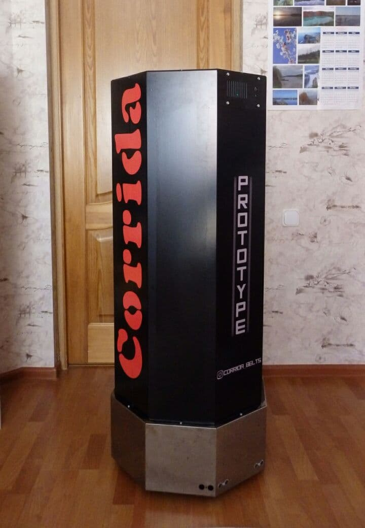 Первый робот даже не пытался быть похожим на человека — черный говорящий цилиндр на колесах ездил по залу и декламировал рекламные лозунги  